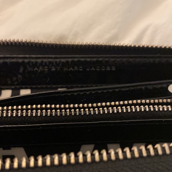 Marc by Marc Jacobs patent leather zip around wallet - Picture 2 of 4